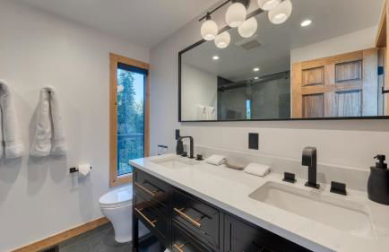 Lake View, Firepit, Game Room Remodeled Lake Tahoe Luxury Cabin by Avantstay - Foto 48