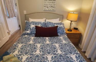 Cheerful Cozy Cottage 2 bedroom 1bath - Photo 12