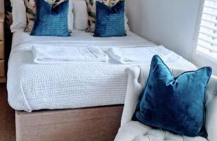 South Coast New Forest Holiday Home-4 Bed-Sleeps 8-Spacious-Parking-EV Dock-Large Garden-Playground-Great for Families-Groups-Professionals - Foto 13