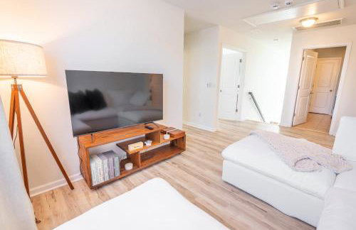 Coastal Retreat & Water Views - Minutes to CHS - Foto 14