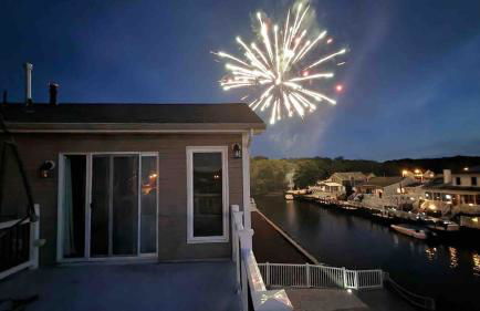 Waterfront retreat minutes from the beach - Foto 11