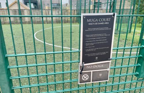 Cosy Cotswold Lodge by Your Home Here - ideal for families, log-burner, spa, private parking, EV Hookup included and heated swimming pools - Foto 42