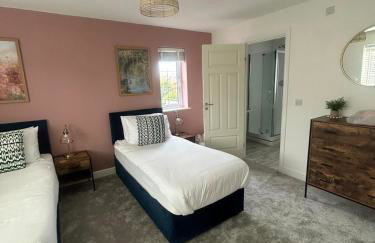 Beautiful 4-Bedroom Home for Groups & Families - Foto 9