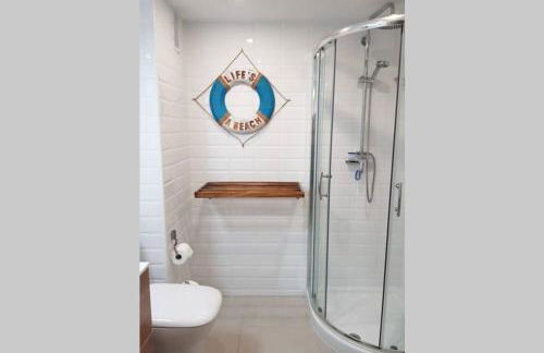 NEW! Modern apartment right on the beach! - Foto 20