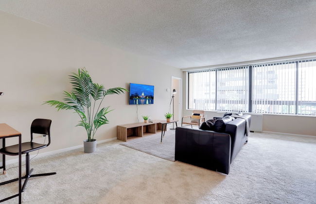 Modern Apartment with Top Amenities - Photo 17