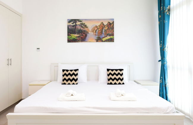 Luxury 4B and maid's with private garden - Photo 1