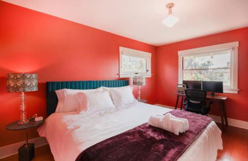 Gorgeous Eccentric Family Home with Cowboy Pool - Foto 48