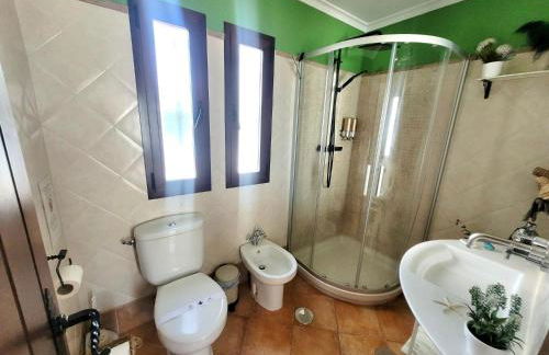 GATU PREMIUM Villa Lurberri piscina privada, 4 dormitorios, 2 baños, parking , jardines, " Preferente mayores de 25 años y familias " ín y barbacoa - Foto 17