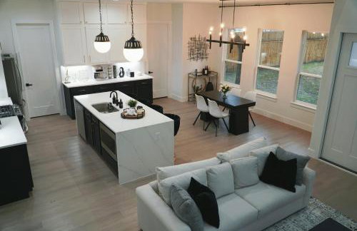 New Luxury 5BR 7BD Home Near Airport, Sleeps 10 plus - Foto 43