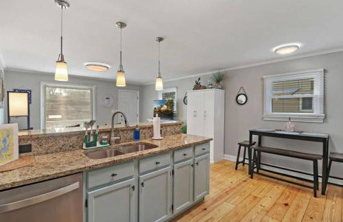 Cute & Cozy Lakeview House on Chain O Lakes with Hot Tub Option - Foto 11