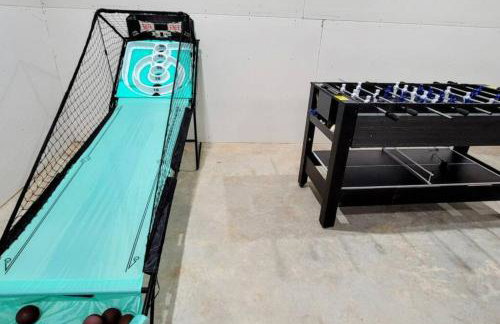 5th St Getaway w Sauna Hot tub Firepit & Game Room - Foto 21