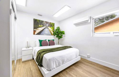 Spectacular Miami- Htd Pool,5 Bdrooms ,MiniGolf, Playground, Baby Items, BBQ - Photo 38