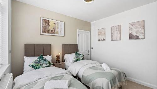 Luxury 4-Bed Family & Group Home-King or Twin Beds-Driveway, Garden-Near Gatwick - Foto 2