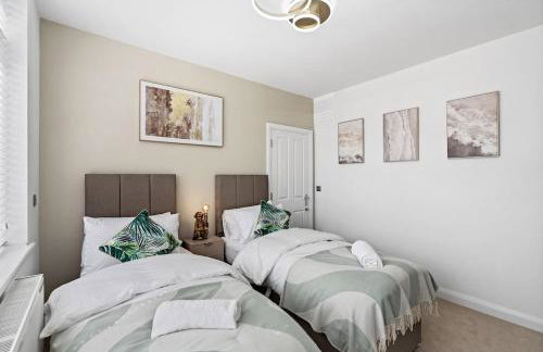 Luxury 4-Bed Family & Group Home-King or Twin Beds-Driveway, Garden-Near Gatwick - Foto 1