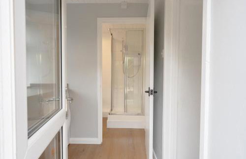 4-Bedroom Coastal Getaway in Pembroke Dock - Foto 6