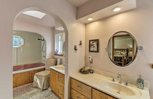 Riverfront Crescent City Home, 8 Mi to Beach! - Foto 11