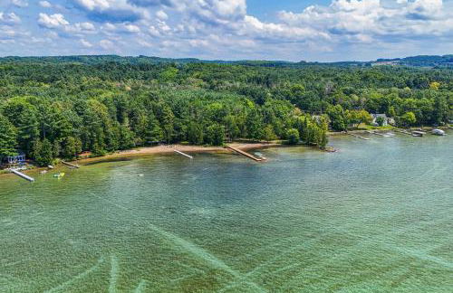 Torch Lake Getaway with Private Beach and Boat Dock! - Foto 34