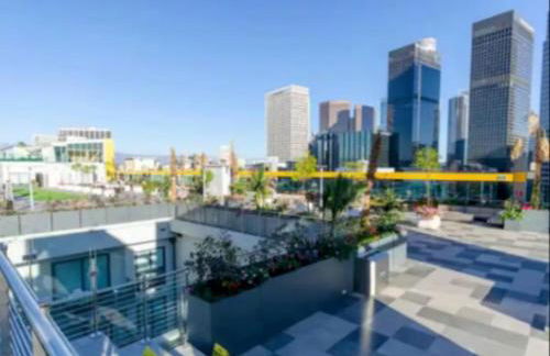 Snug 3BR HighRise with Pool, Spa & Rooftop Views - Foto 28