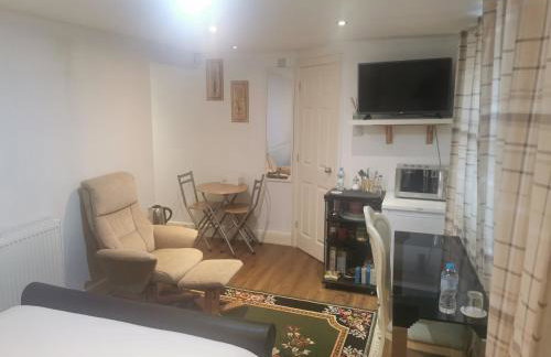 Peaceful Studio En-suite pvt entrance Garden free parking - Foto 2