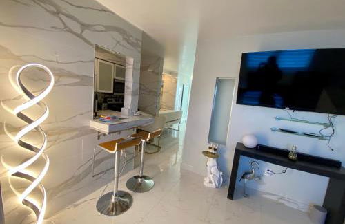 Luxurious remodeled direct Waterfront apartment with Miami skyline view- Free parking- 5min drive to Miami Beach - Foto 21