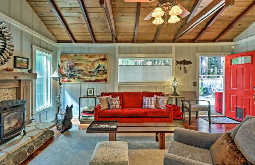 Redwoods Cabin with Hot Tub Walk to Russian River! - Foto 6