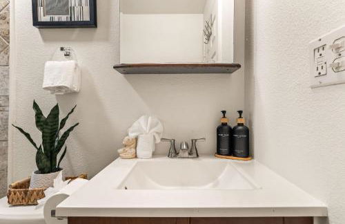 Echo Park Spacious Two-Bedroom Apartment with Private Yard and Parking - Foto 16