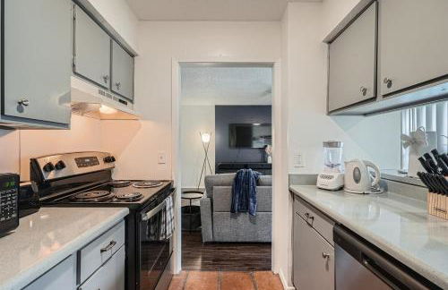 Your Modern King Suite Getaway - Sleeps 4 - Pool, Prkg - Foto 30