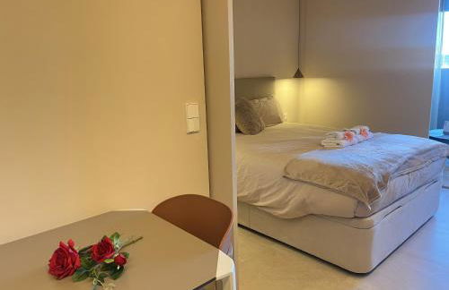 Estudio de diseño con piscina by Gloove - Foto 16