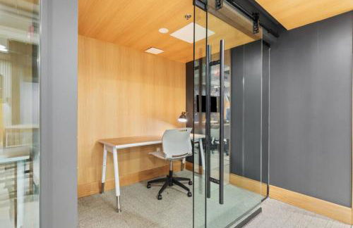 The Sutton - Elevated Minimalist Escape with Free Parking and Metro - Foto 20