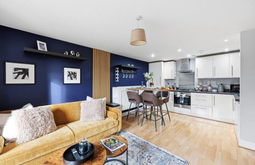 Elegant 2 Bedroom Apartment with Balcony - Near the High Street - Free Parking, Fast Wifi and Sky TV by Yoko Property - Foto 16