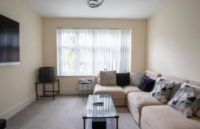 Impressive 4 Bed House Sleeps 8 - Private Parking Fast Wi-Fi Netflix & Foosball, Business Insurance and Leisure Travellers Welcome - Foto 4