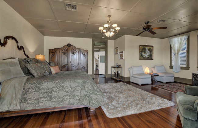 Beautiful and Unique Home With Fireplace and Pool! - Photo 18