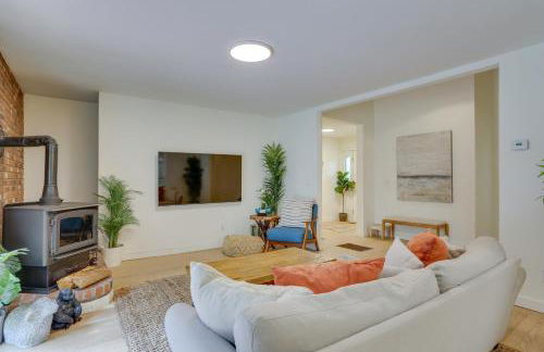 Charming Swan Lake Apartment with Deck! - Foto 1