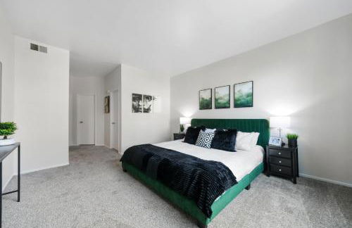 Beverly Hills Glamour Oasis 2 BR Apt with Parking 304 - Photo 34