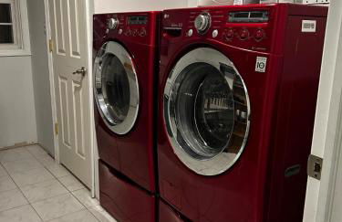 Spacious 4BR Retreat Yard, BBQ & Prime Location - Foto 12