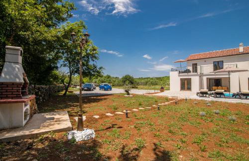 Villa surrounded by nature - Photo 53