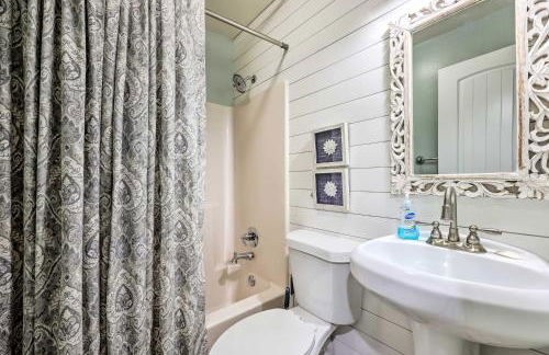 Lakefront Rogers Getaway with Hot Tub and Deck! - Foto 19