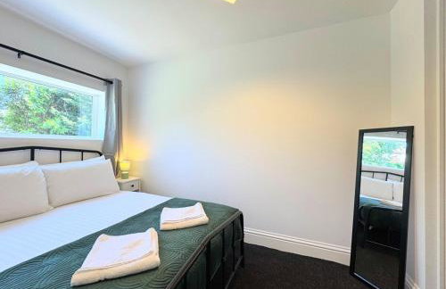 New Spacious 4 Bedrooms 5 Beds House Sleeps 8! - Foto 33