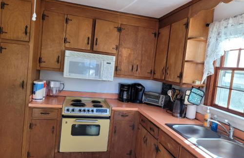 East Granby with AC and WiFi 3 minute to Bradley - Foto 9