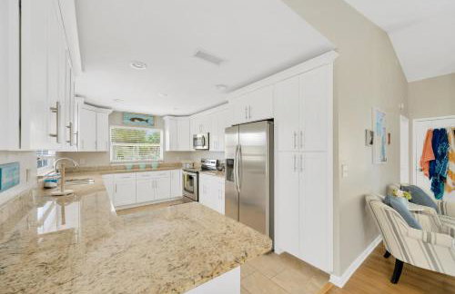 Home ON Key with pool, hot tub, putting green, arcade games, bike & mins to beach! - Foto 36