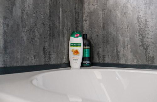 Modern 3 Bed House-Free Parking-by Holiday Homes - Foto 45