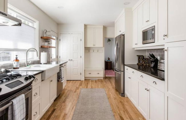 Gorgeous Bungalow With a Backyard Deck - Photo 29