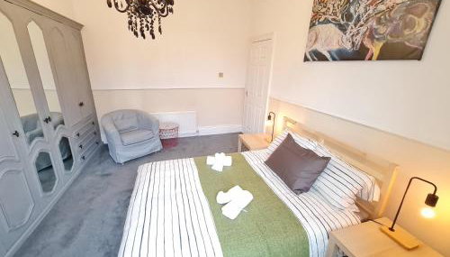 Large 3 Bed Flat, Free Parking-by Holiday Homes - Foto 4