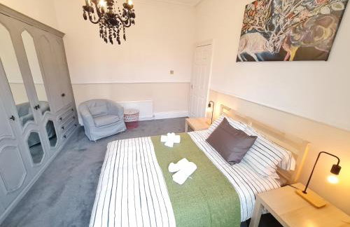 Large 3 Bed Flat, Free Parking-by Holiday Homes - Foto 4