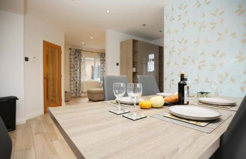 Is Y Coed Place By N And N Stays Ltd, Spacious 5 bed house in Wenvoe Cardiff, With Free Private Parking, Garden and WIFI - Photo 9