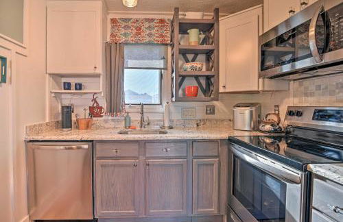 Eclectic Condo with Balcony 1 Block to Beach! - Foto 8