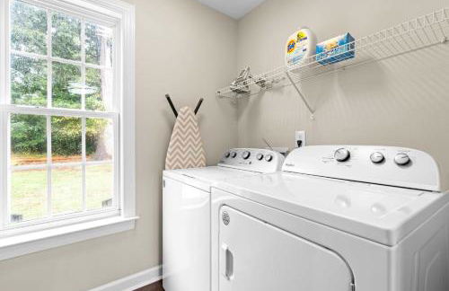 Raleigh Retreat w Fire Pit Patio & Workspace - Foto 31