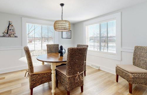 Walk to Beach and Dtwn East Tawas! Lake-View Retreat - Foto 6