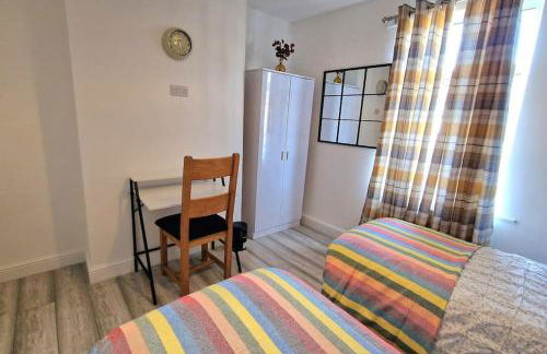 Stunning, clean, free parking home, ideal long stays - Foto 30