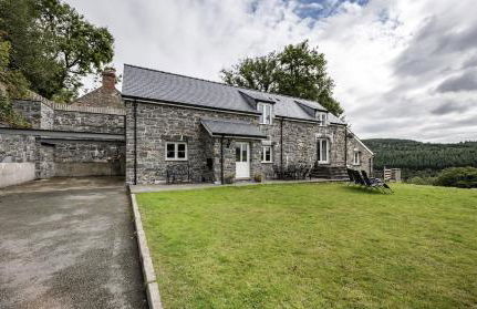 Stunning Barn Conversion with HOT TUB and ALPACAS - Ty Cerrig Barn - Photo 39